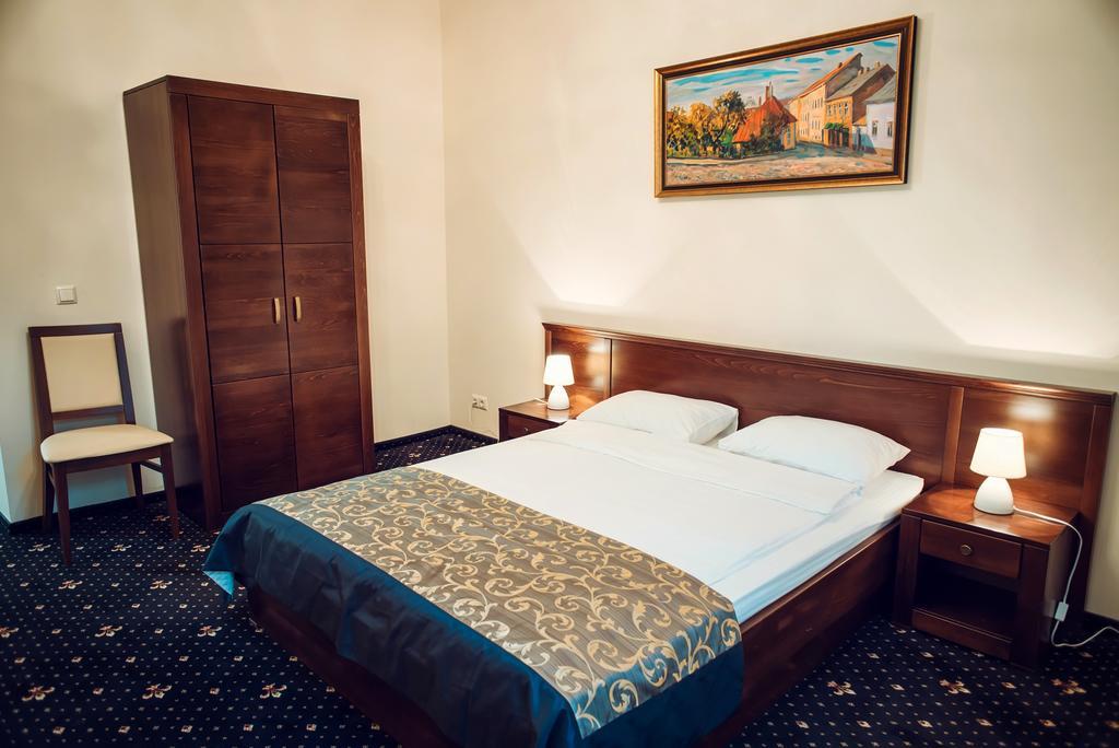 Boutique Hotel Villa P อุชโฮรอด ห้อง รูปภาพ